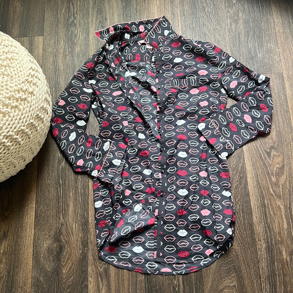 Vs Lips Button Down